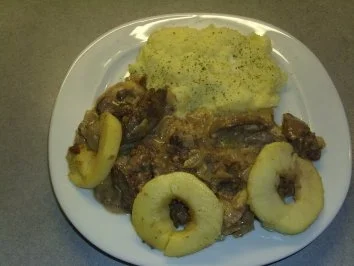 Geflügel: Hähnchenleber-Ragout mit Sahne und Apfelringe - Rezept