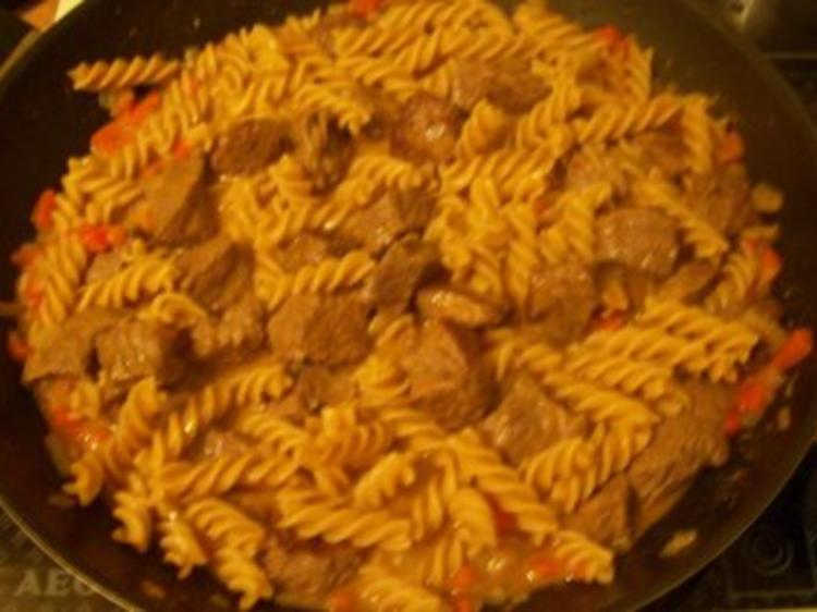 Kochen: Gulasch-Nudel-Pfanne - Rezept mit Bild - kochbar.de