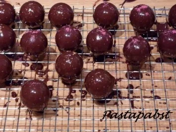 Rezept: Marzipan-Grappa-Pralinen Bild Nr. 7 Marzipan-Grappa-Pralinen - Rezept - Bild Nr. 7