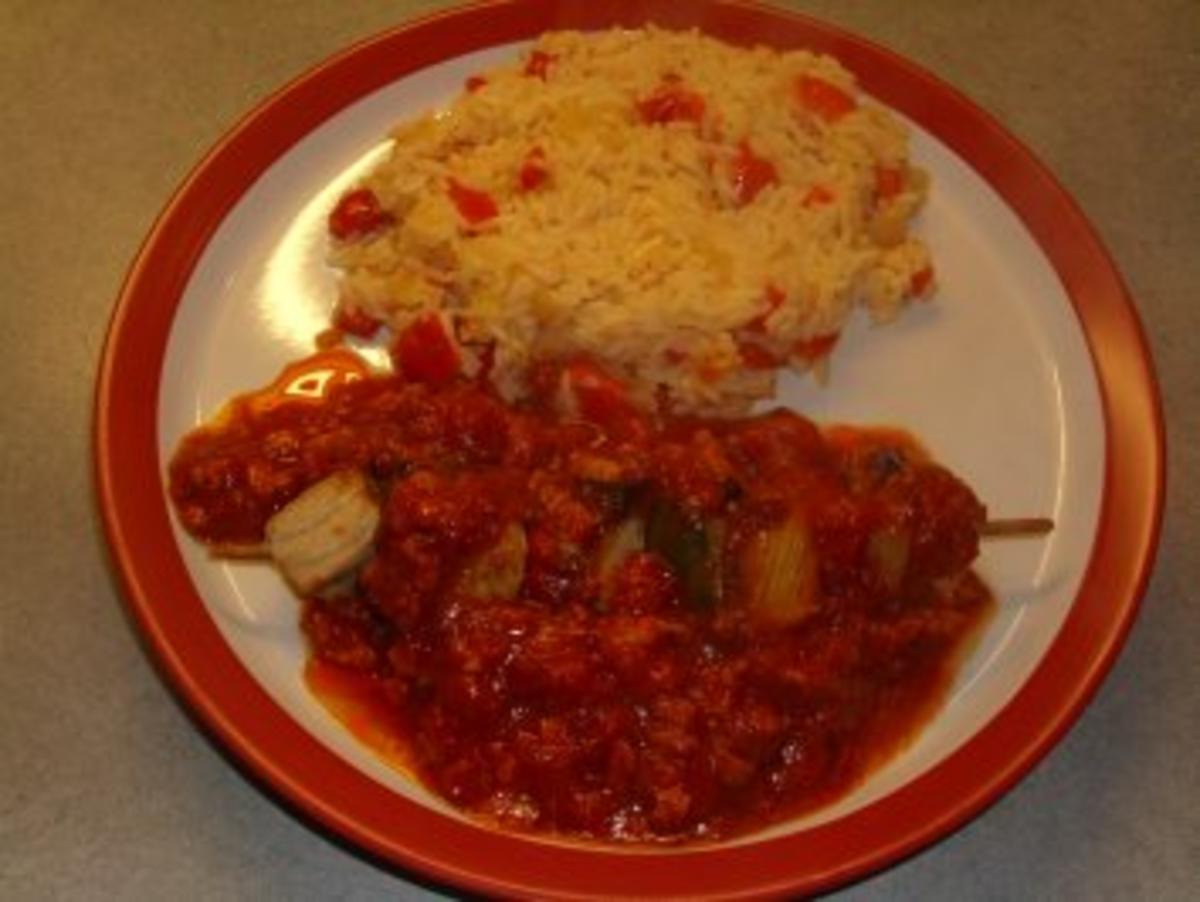 Fleischgerichte: Schaschlik- mit Paprika-Zwiebel-Reis und scharfer Tomatensosse - Rezept