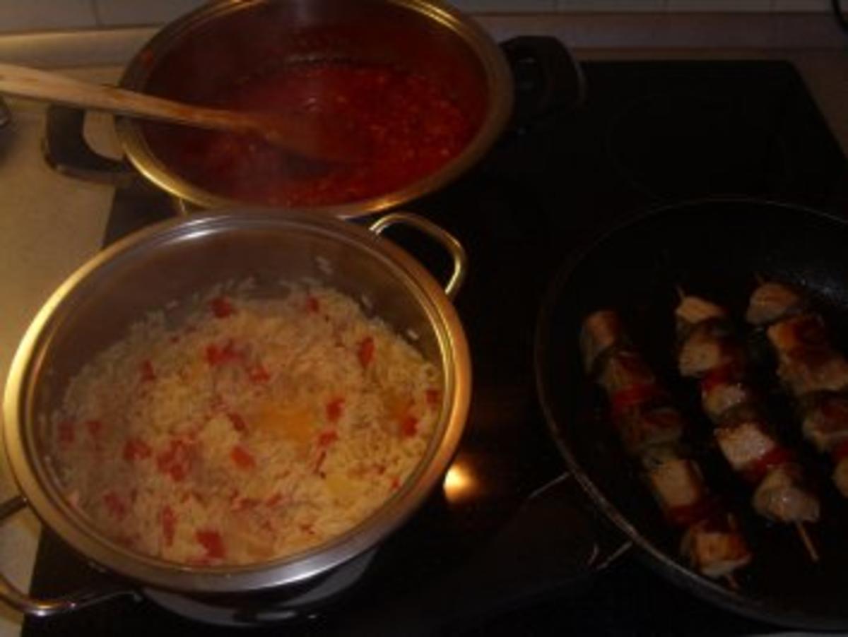Fleischgerichte: Schaschlik- mit Paprika-Zwiebel-Reis und scharfer Tomatensosse - Rezept - Bild Nr. 7