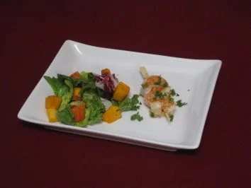 Kürbissalat mit einer Würze aus Thymian u. Honig-Chili-Karamell, an Garnelenspießen - Rezept