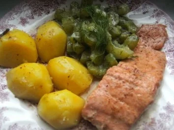 Gebratener Lachs mit Gurken-Dill-Gemüse und  gebutterten Salzkartoffeln - Rezept