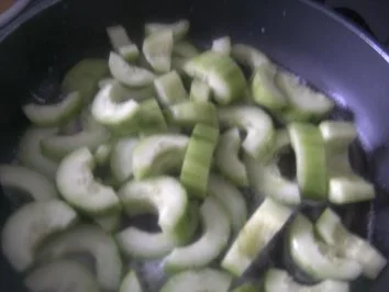 Gebratener Lachs mit Gurken-Dill-Gemüse und  gebutterten Salzkartoffeln - Rezept - Bild Nr. 4