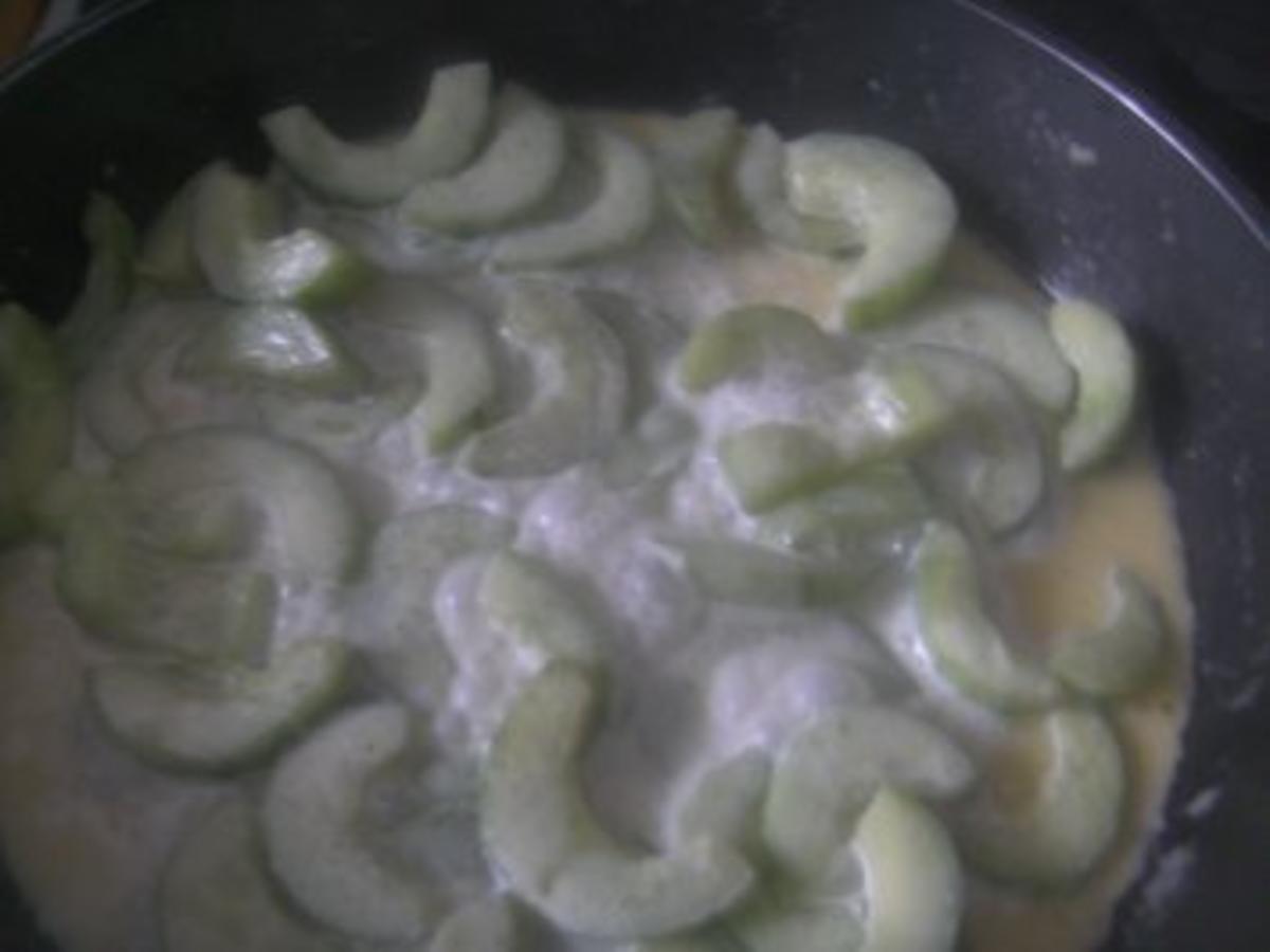 Gebratener Lachs mit Gurken-Dill-Gemüse und gebutterten Salzkartoffeln ...