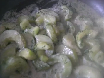 Gebratener Lachs mit Gurken-Dill-Gemüse und  gebutterten Salzkartoffeln - Rezept - Bild Nr. 6