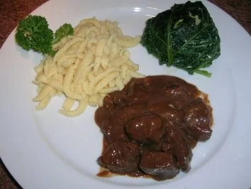 Rezept: Rehragout, feines, mit Ingwer, Bitterschokolade und Spätzle sowie Wirsingbällchen Rehragout, feines, mit Ingwer, Bitterschokolade und Spätzle sowie Wirsingbällchen - Rezept