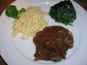 Rehragout, feines, mit Ingwer, Bitterschokolade und Spätzle sowie Wirsingbällchen - Rezept