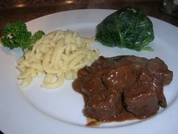 Rezept: Rehragout, feines, mit Ingwer, Bitterschokolade und Spätzle sowie Wirsingbällchen Bild Nr. 2 Rehragout, feines, mit Ingwer, Bitterschokolade und Spätzle sowie Wirsingbällchen - Rezept - Bild Nr. 2