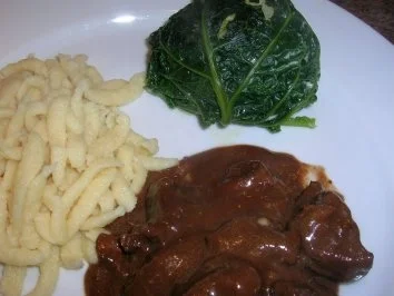 Rezept: Rehragout, feines, mit Ingwer, Bitterschokolade und Spätzle sowie Wirsingbällchen Bild Nr. 3 Rehragout, feines, mit Ingwer, Bitterschokolade und Spätzle sowie Wirsingbällchen - Rezept - Bild Nr. 3