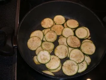 Schollenfilet mit Krabben, Zucchini und Frühlingszwiebeln - Rezept - Bild Nr. 2