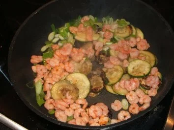 Schollenfilet mit Krabben, Zucchini und Frühlingszwiebeln - Rezept - Bild Nr. 4