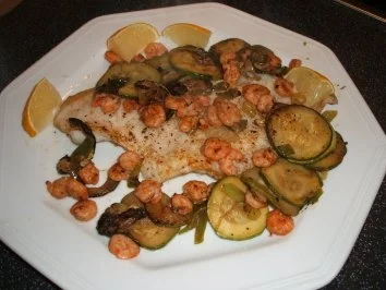 Schollenfilet mit Krabben, Zucchini und Frühlingszwiebeln - Rezept