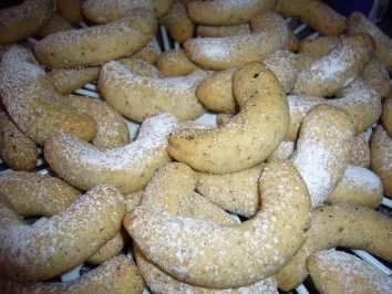 Kikis Vanillekipferl - mit Haselnüssen - Rezept
