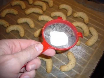 Kikis Vanillekipferl - mit Haselnüssen - Rezept - Bild Nr. 6