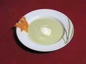 Erbsenschaumsuppe mit Lachs und Crème fraîche - Rezept