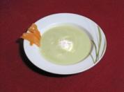 Erbsenschaumsuppe mit Lachs und Crème fraîche - Rezept