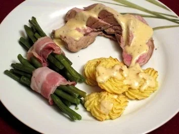 Schweinefilet in Sahnesoße mit Herzogin-Kartoffeln und Bohnen im Speckmantel - Rezept