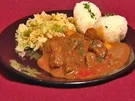 Ungarisches Gulasch mit Kartoffelknödeln und geschmortem Wirsing (Martin Kesici) - Rezept