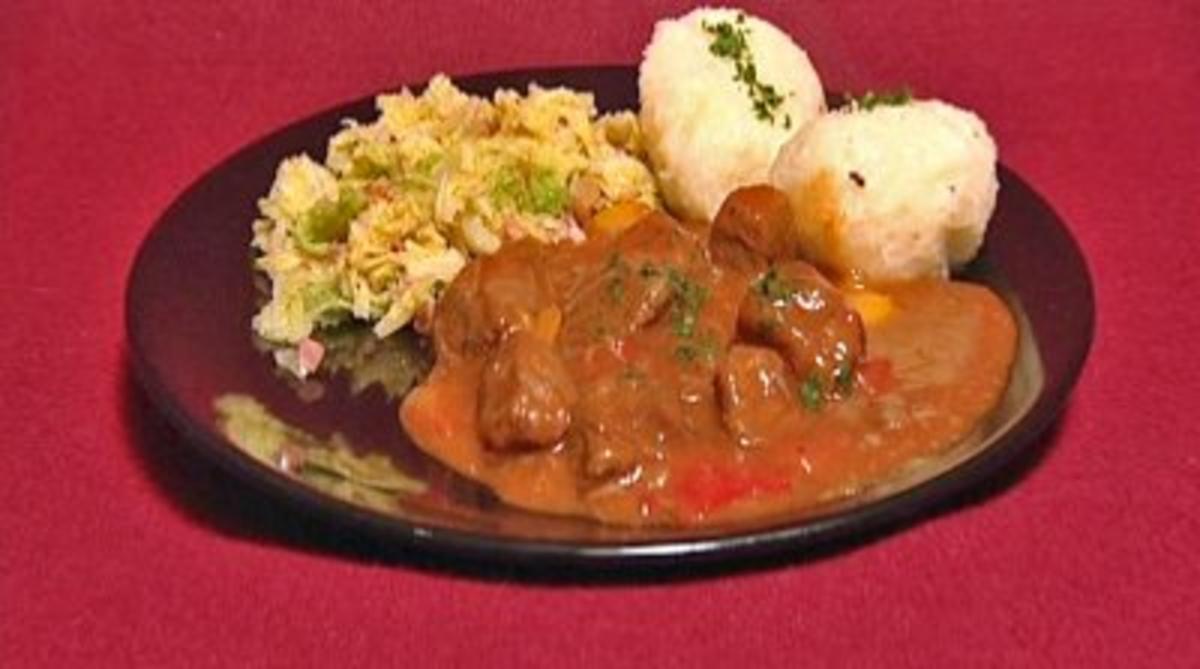 Bilder für Ungarisches Gulasch mit Kartoffelknödeln und geschmortem Wirsing (Martin Kesici) - Rezept