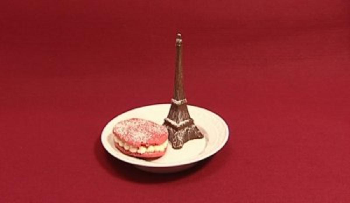 Pinkfarbene Makronen mit Limonen-Mascarpone-Créme & Schokoladen-Eiffelturm (Rolf Scheider) - Rezept