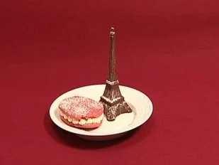 Rezept: Pinkfarbene Makronen mit Limonen-Mascarpone-Créme & Schokoladen-Eiffelturm (Rolf Scheider) Pinkfarbene Makronen mit Limonen-Mascarpone-Créme & Schokoladen-Eiffelturm (Rolf Scheider) - Rezept