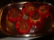 Tellergerichte: Paprikaschoten mit Käse-Hack-Füllung - Rezept