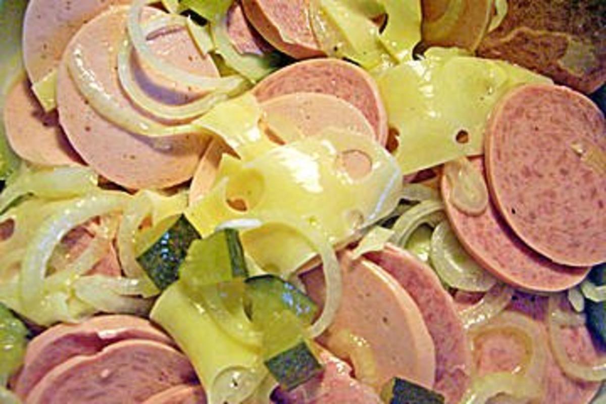 Wurstsalat mit Käse und Bier-Dressing - Rezept