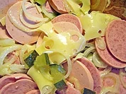 Wurstsalat mit Käse und Bier-Dressing - Rezept