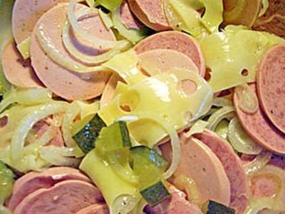 Wurstsalat mit Käse und Bier-Dressing - Rezept