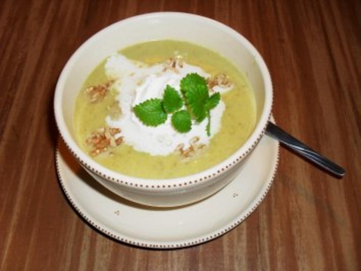 Rosenkohlsuppe mit Rosenkohl und Gemüsebrühe - Rezept mit Bild - kochbar.de