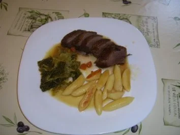 Gebackene Gans auf Wirsinggemüse und Schupfnudeln - Rezept