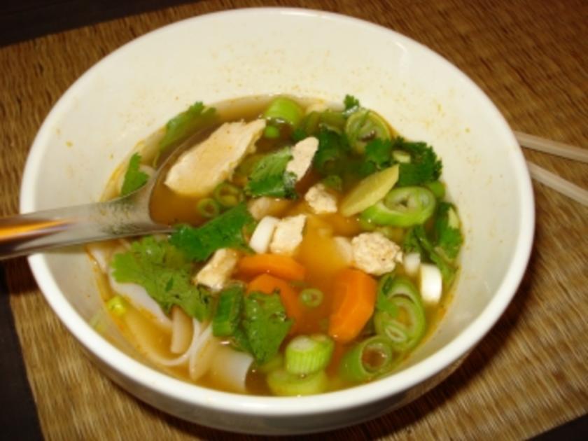 Asiatische Hühner-Nudelsuppe - Rezept mit Bild