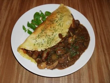 Wurstgulasch auf Bierpfannkuchen - Rezept