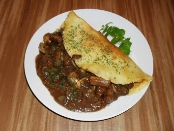 Wurstgulasch auf Bierpfannkuchen - Rezept - Bild Nr. 2