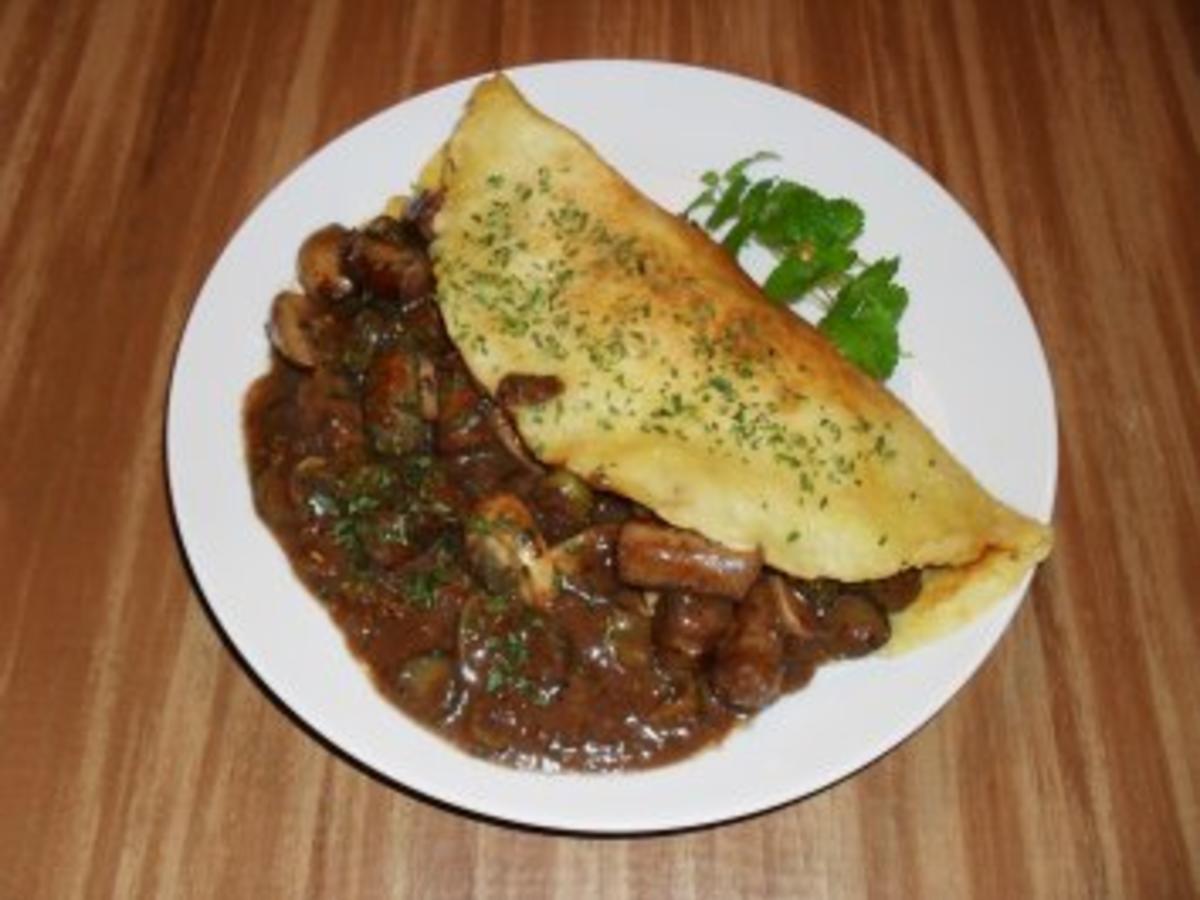 Wurstgulasch auf Bierpfannkuchen - einfach - 97 kcal/100g