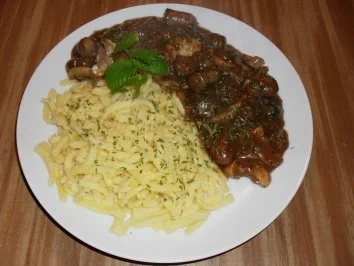 Wurstgulasch auf Bierpfannkuchen - Rezept - Bild Nr. 3