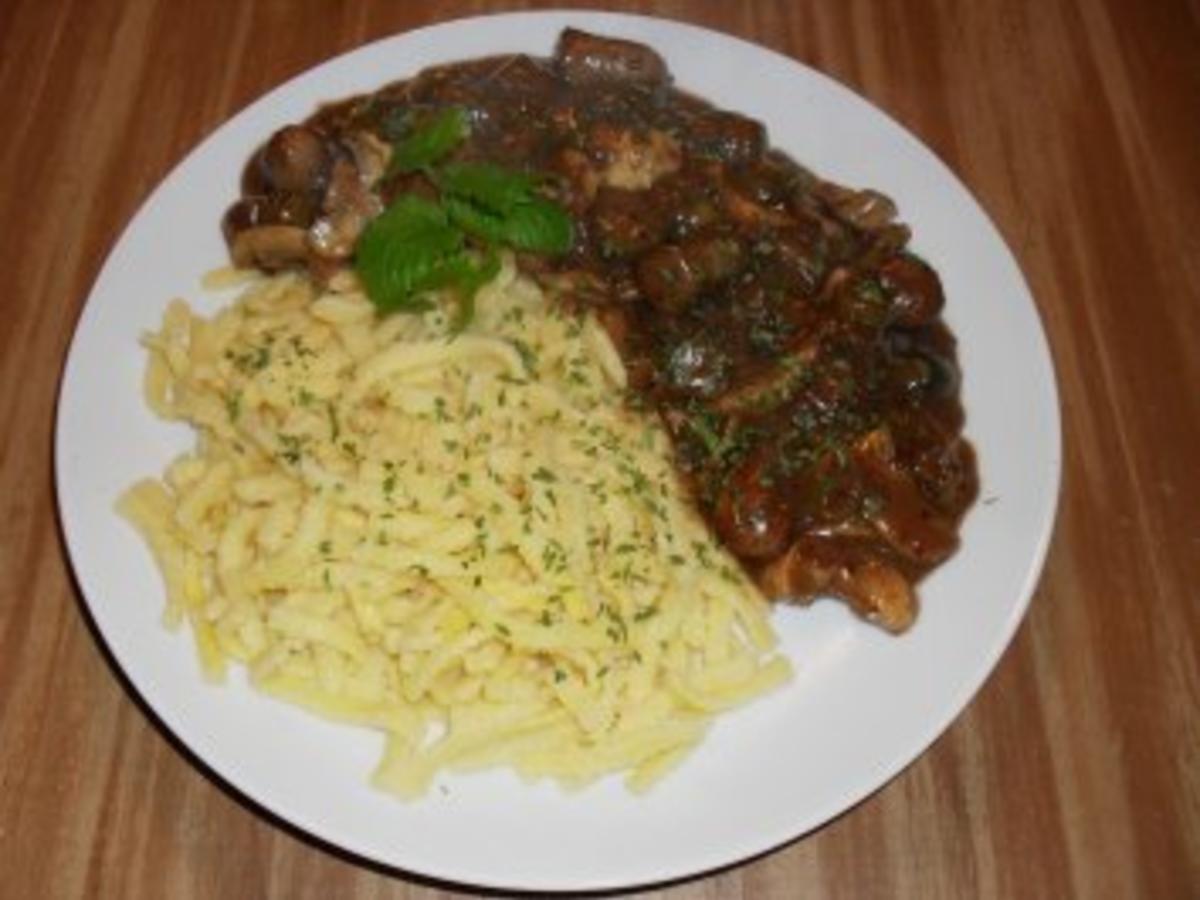 Wurstgulasch auf Bierpfannkuchen - einfach - 97 kcal/100g