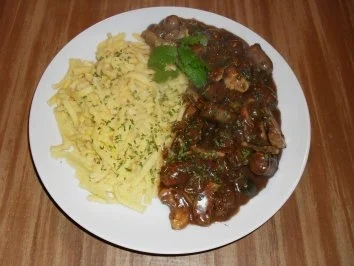 Wurstgulasch auf Bierpfannkuchen - Rezept - Bild Nr. 4