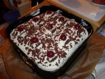 Rezept: Schwarzwälderkirschschnitten Bild Nr. 4 Schwarzwälderkirschschnitten - Rezept - Bild Nr. 4