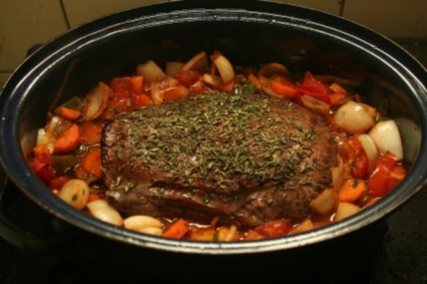 Rinderschmorbraten mit Rinderbraten aus der Keule und Zwiebeln