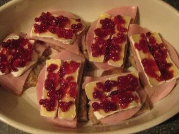 ÜBERBACKENE CAMEMBERT-PREISELBEER-SCHNITZEL - Rezept - Bild Nr. 3