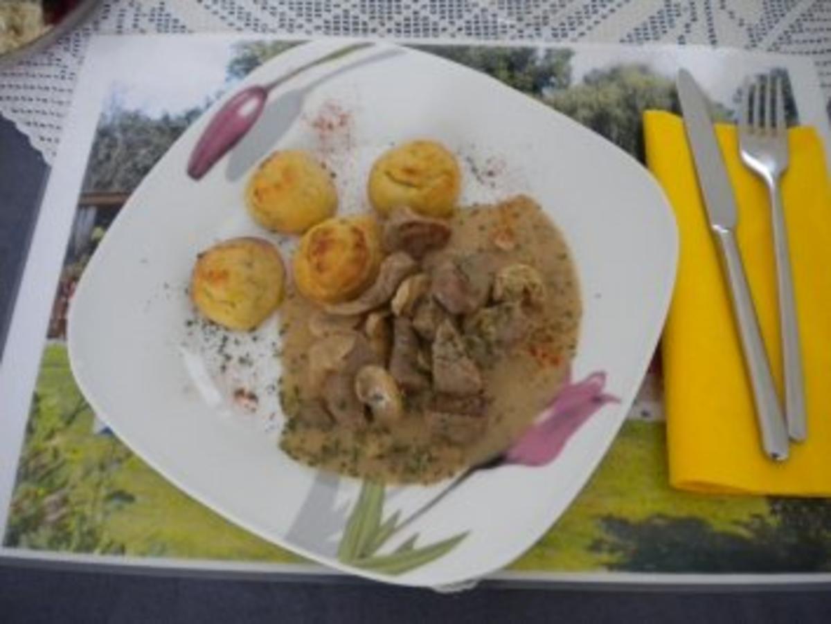 Kalbsgeschnetzeltes an Pilzsauce mit Pommes Douchesse und gemischter Salat - Rezept - Bild Nr. 2