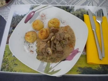 Kalbsgeschnetzeltes an Pilzsauce mit Pommes Douchesse und gemischter Salat - Rezept - Bild Nr. 2