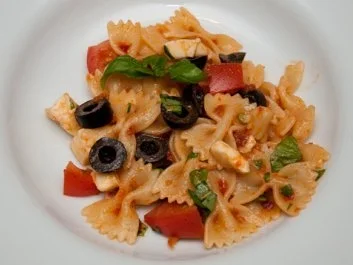 Rezept: Farfalle mit Tomaten und Oliven Farfalle mit Tomaten und Oliven - Rezept
