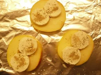 Gegrillter Ziegenkäse mit Äpfeln - Rezept - Bild Nr. 2