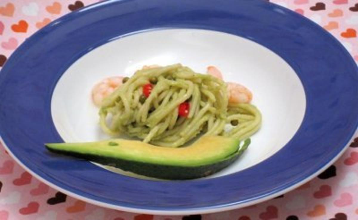 Spaghetti-Salat mit Avocado und Garnelen - Rezept - kochbar.de