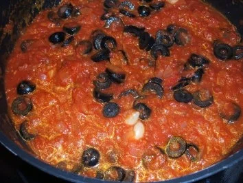 Steinbeißerfilet auf Tomatensugo mit schwarzen Oliven - Rezept - Bild Nr. 2