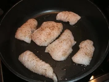 Steinbeißerfilet auf Tomatensugo mit schwarzen Oliven - Rezept - Bild Nr. 3