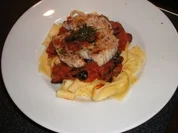 Steinbeißerfilet auf Tomatensugo mit schwarzen Oliven - Rezept